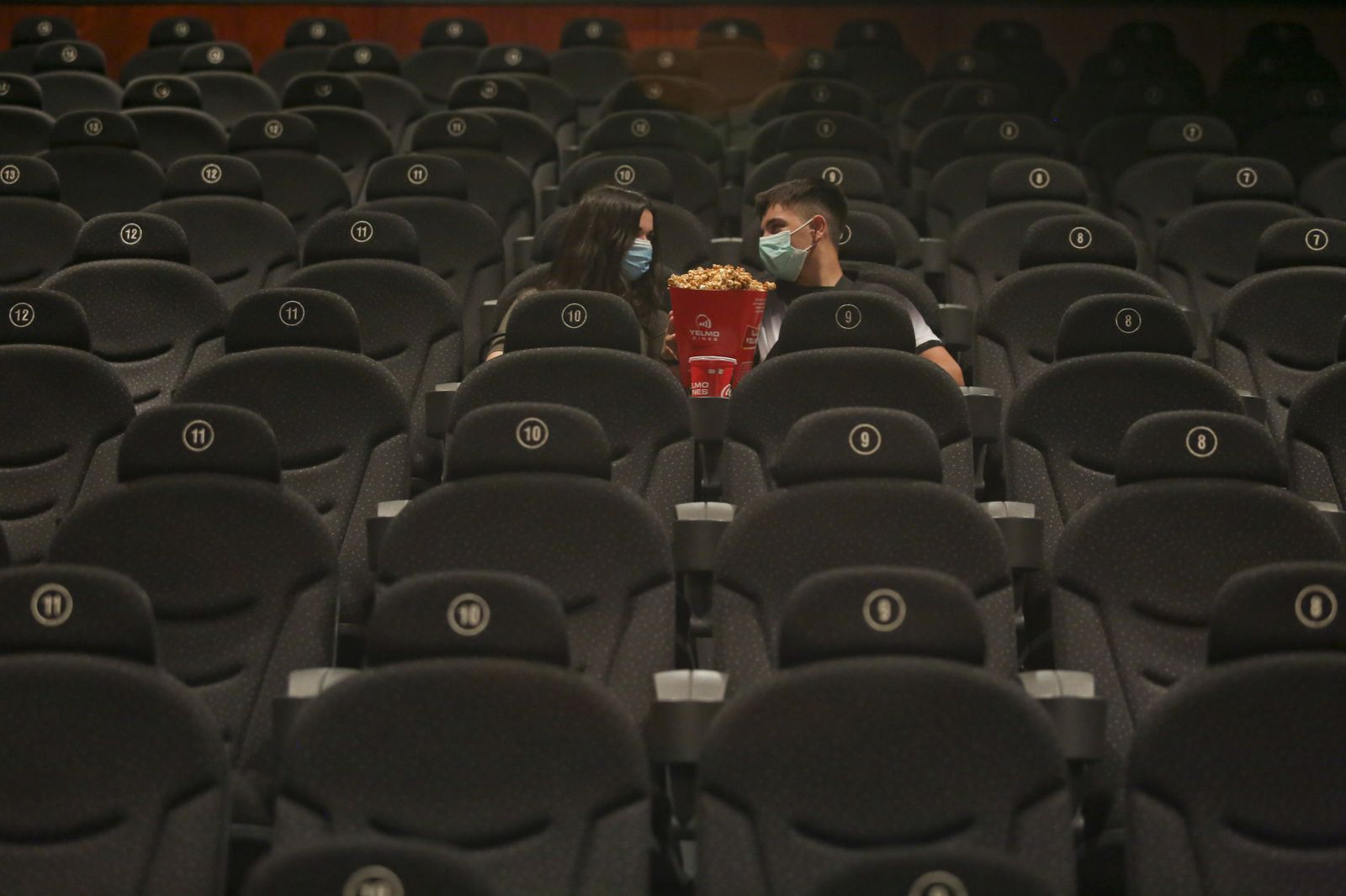 Dos espectadores en una sala de Cines Yelmo en Málaga.