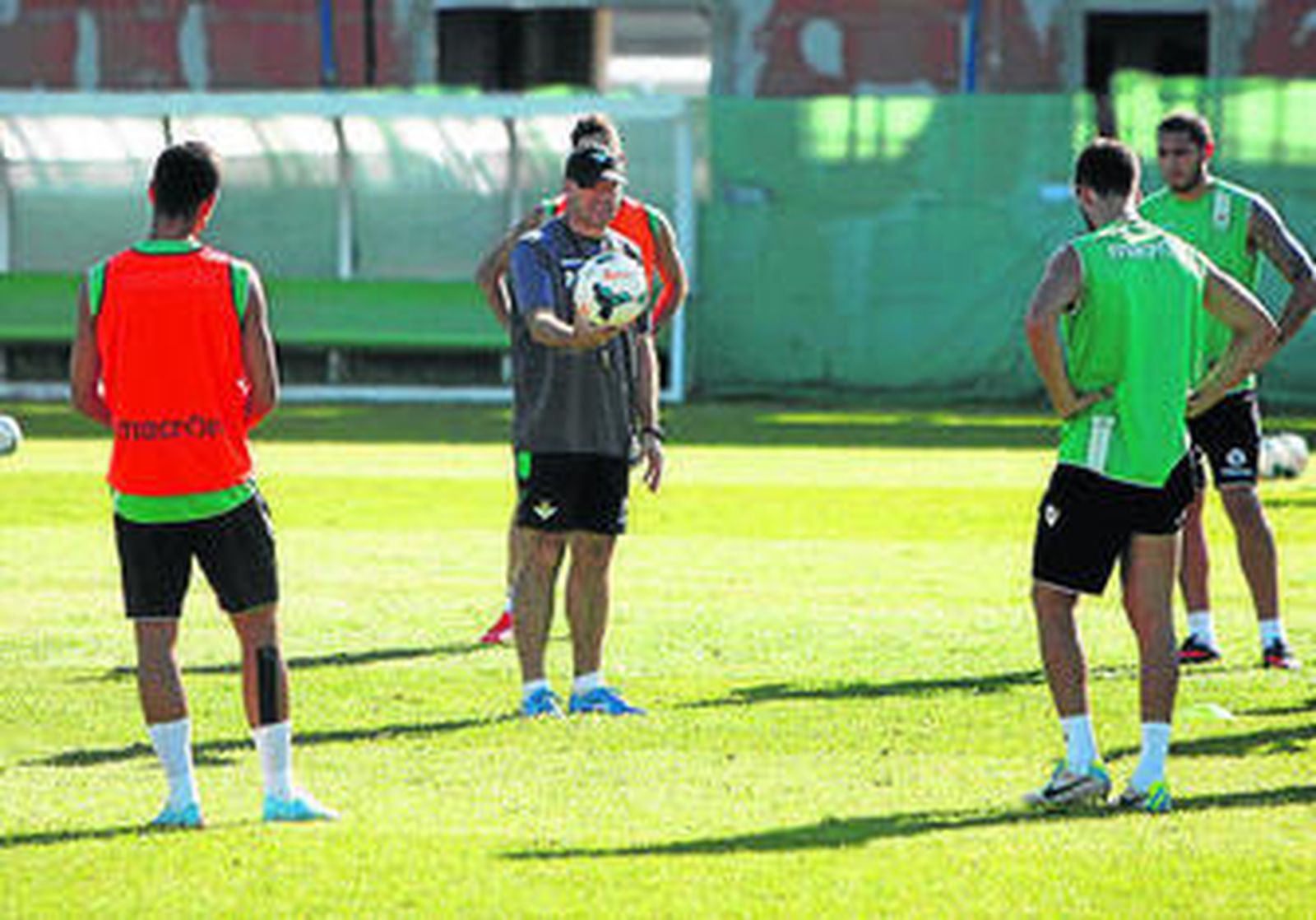 Pepe Mel sostiene el balón mientras da instrucciones.