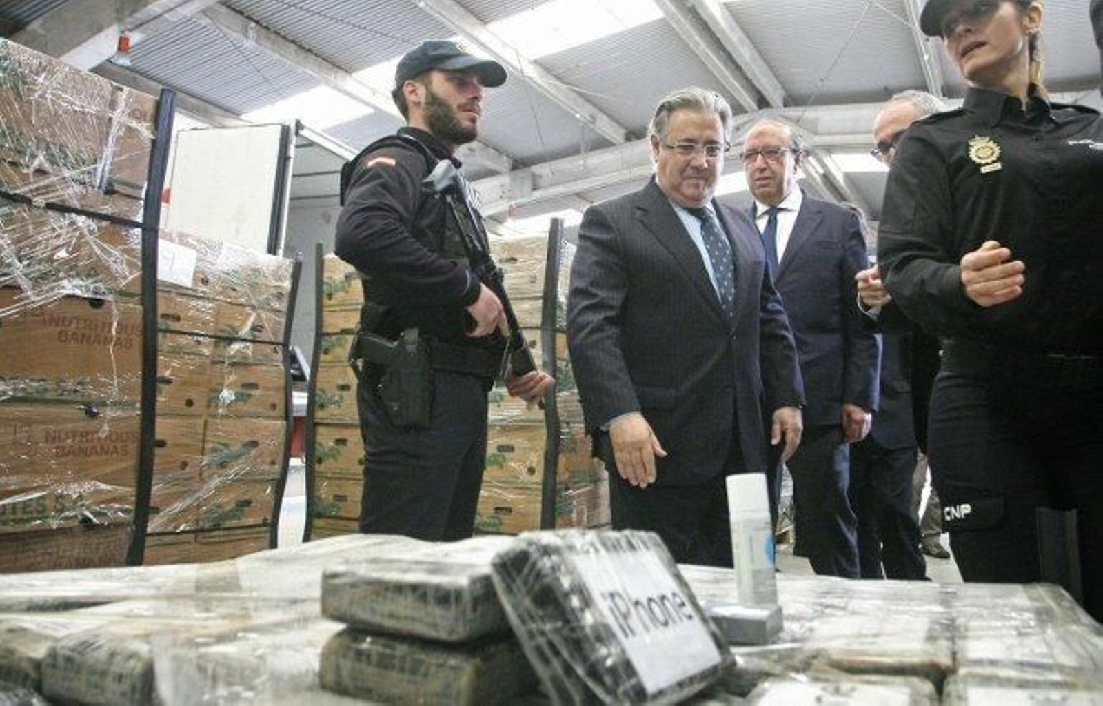 El ministro Zoido, ante un alijo incautado en Algeciras.