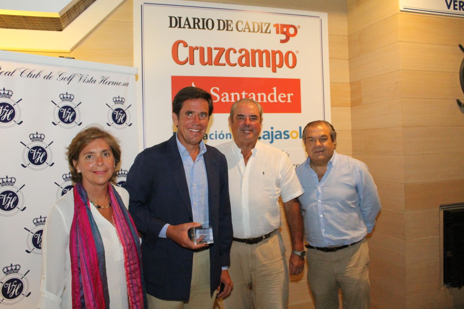 Celia Ollero Borrero, Eduardo Dávila Miura, José Manuel Domeq Bohórquez y Juan Antonio Bajo Arenas, en el club El Buzo.