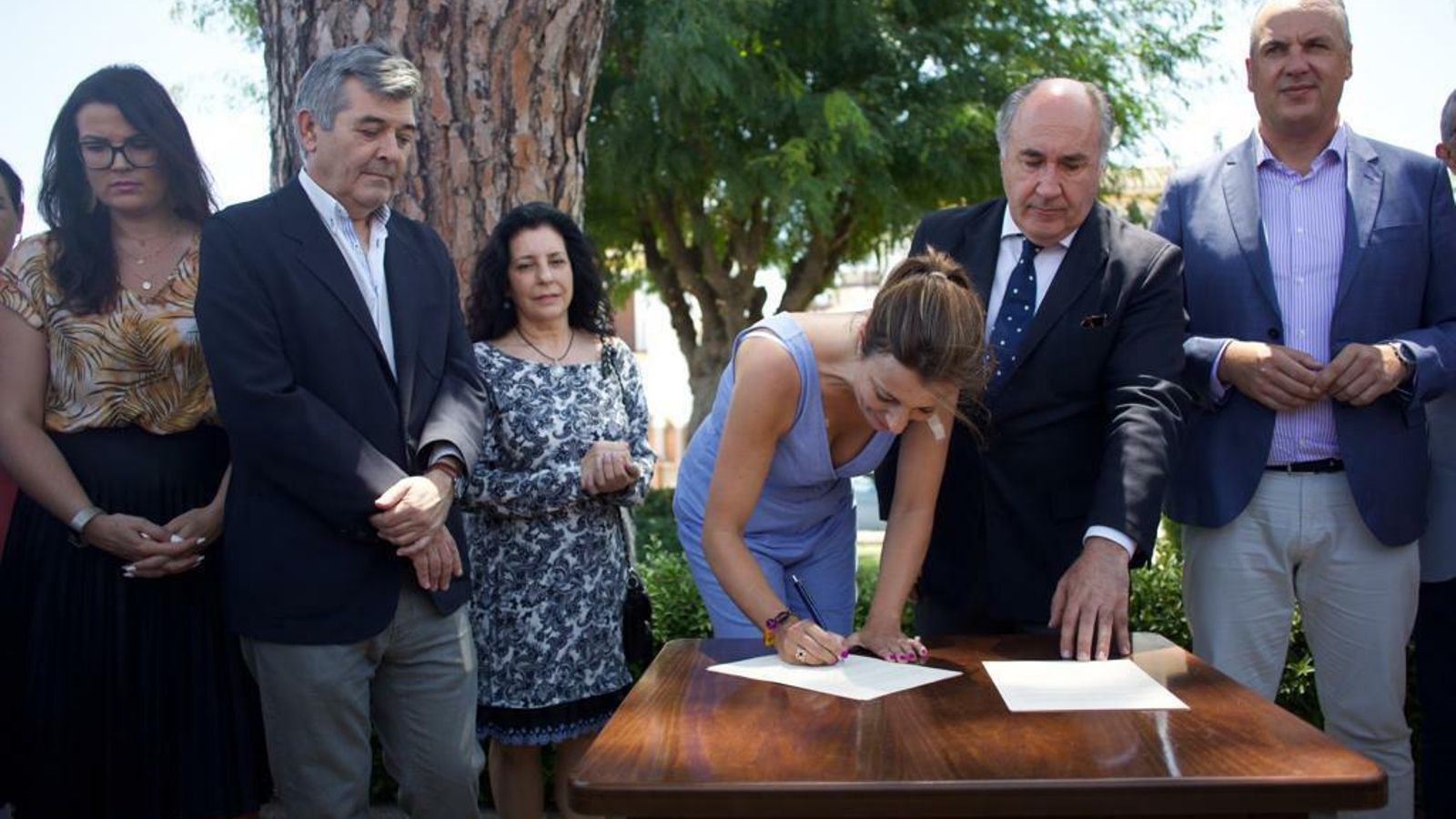 La alcaldesa de Ronda firmando el manifiesto.