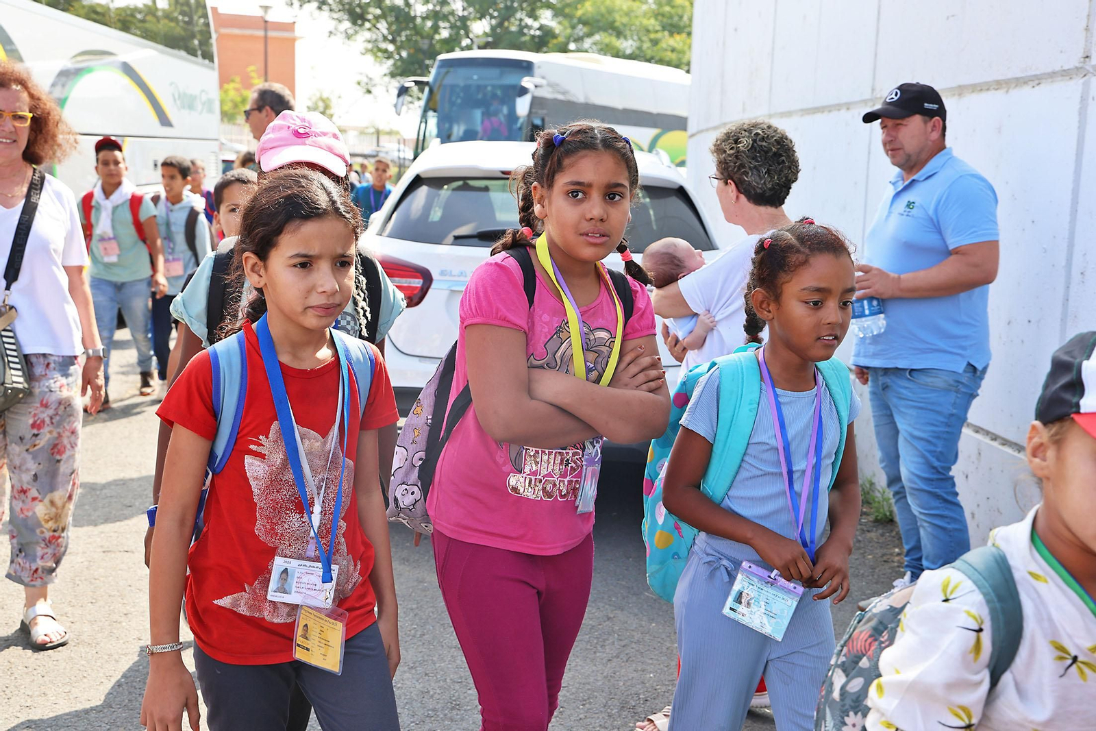 Imágenes del recibimiento a los  niños procedentes de los campamentos saharauis que pasarán sus vacaciones en Huelva