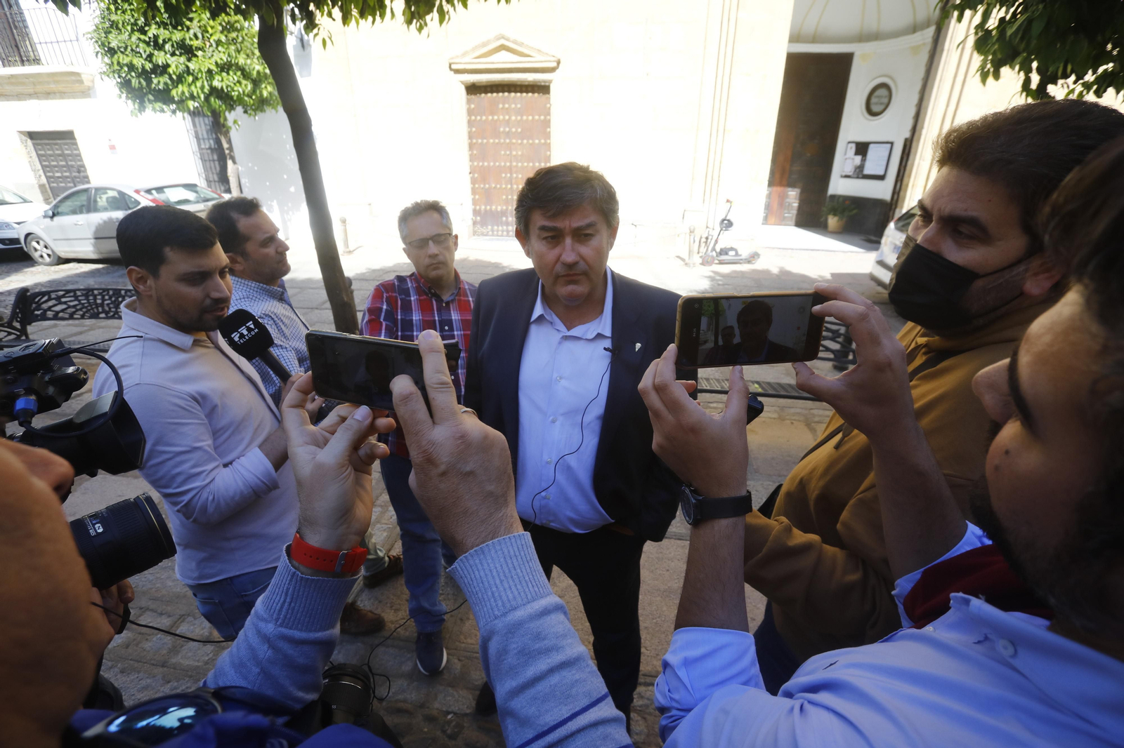 Las ofrendas del Córdoba CF a San Rafael y la Virgen de los Dolores, en imágenes