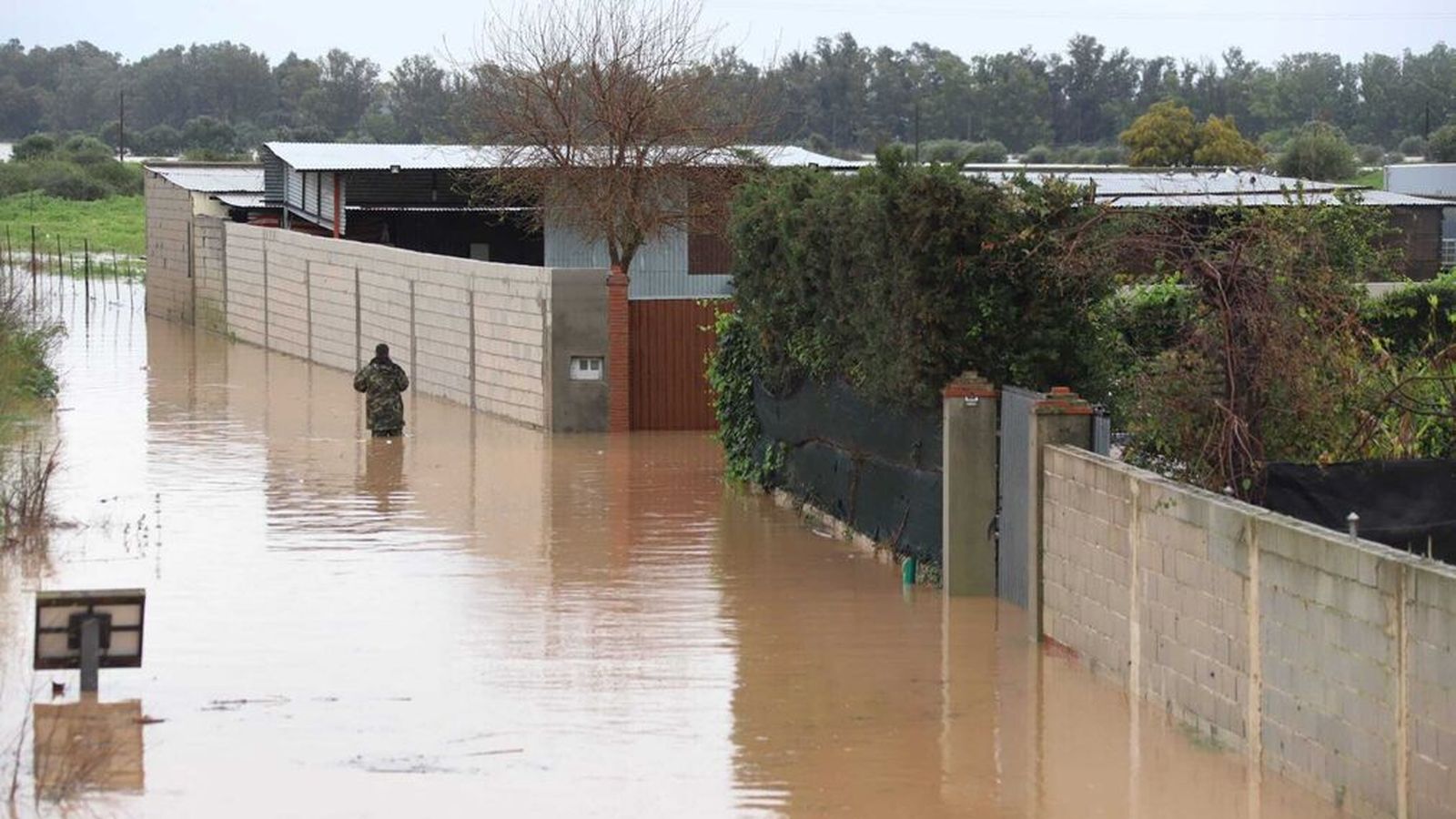 Juanma Moreno habla de “situación excepcional” y Aemet prevé hasta 120 litros en 12 horas y más de 200 en 24, con un “enjambre de borrascas” el fin de semana