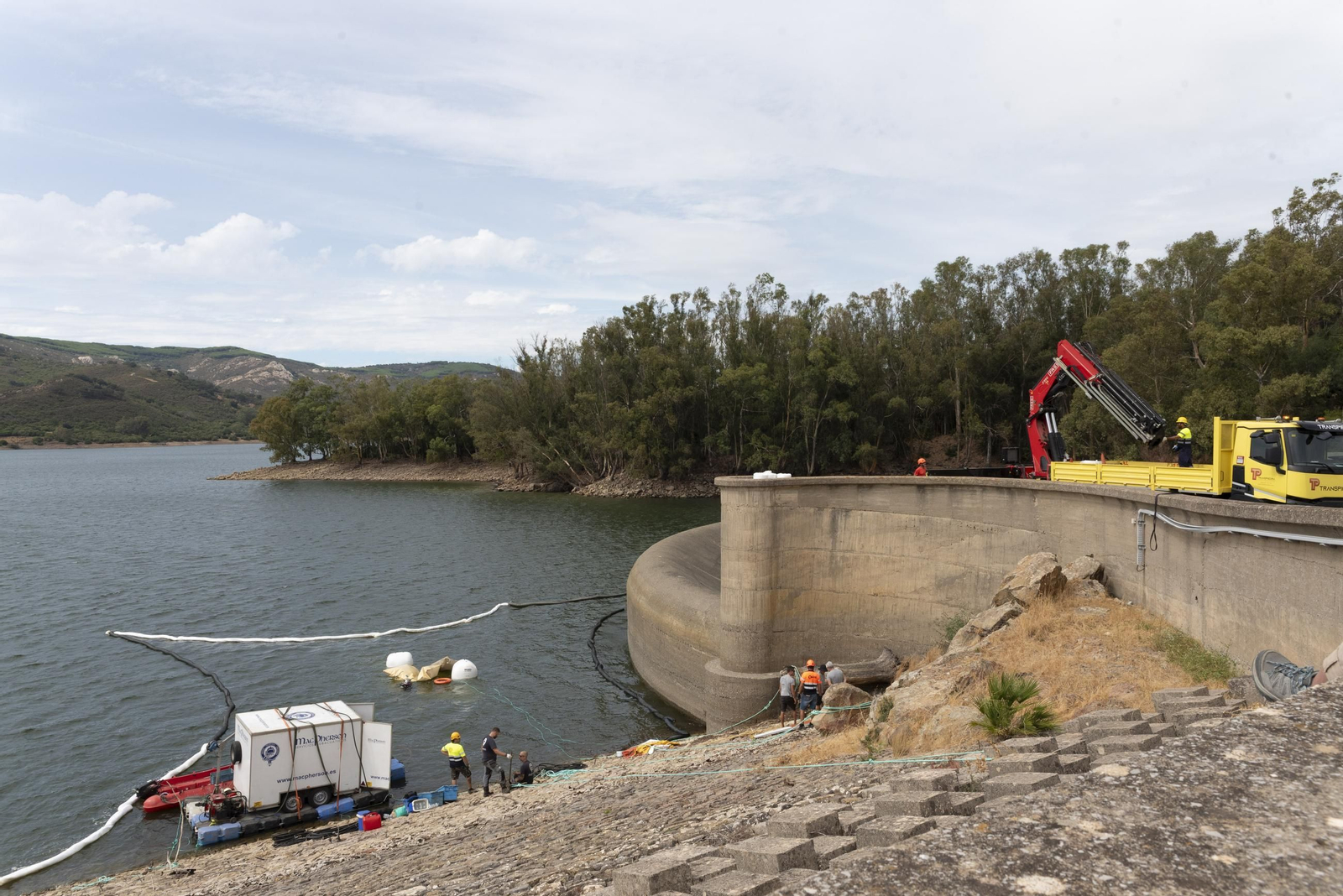 Las fotografías del rescate del helicóptero accidentado en el embalse de Guadarranque