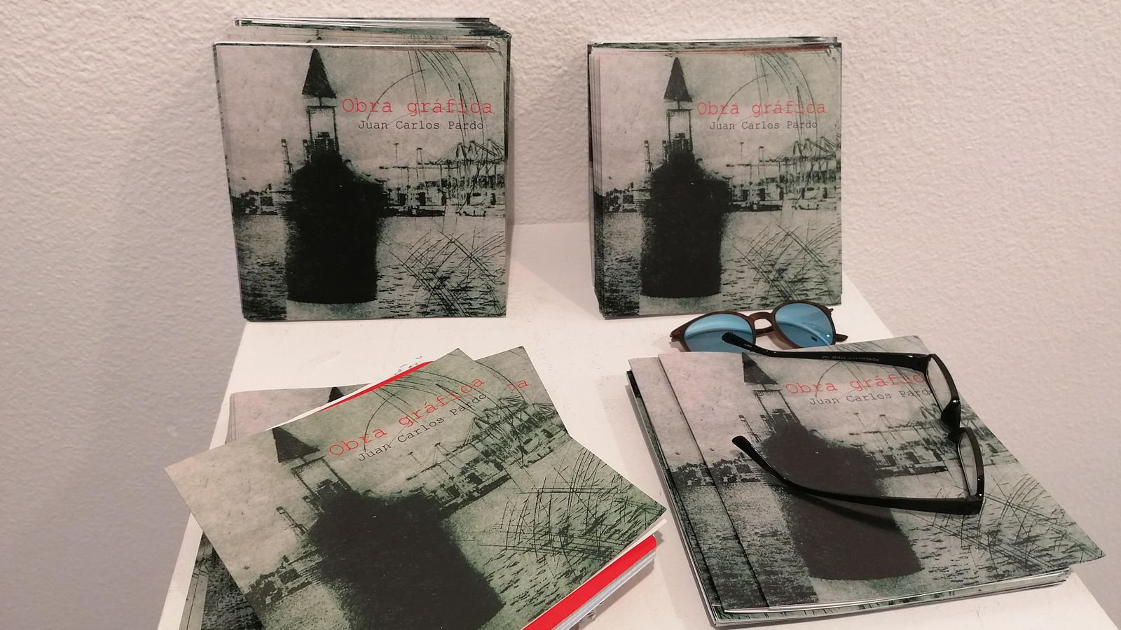 La portada de la publicación sobre la muestra, centrada en el puerto de Algeciras y sus grúas de contenedores.