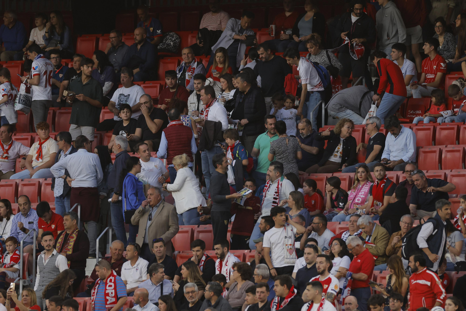 Búscate en las fotos del Sevilla-Celta