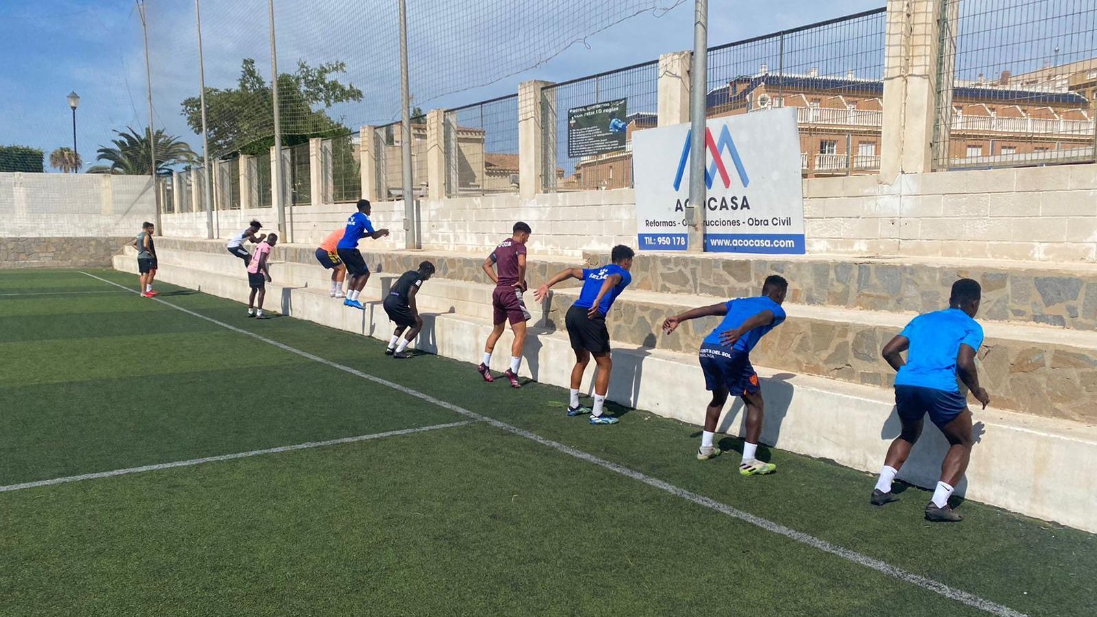 Trabajo de potenciación en el campo de fútbol.