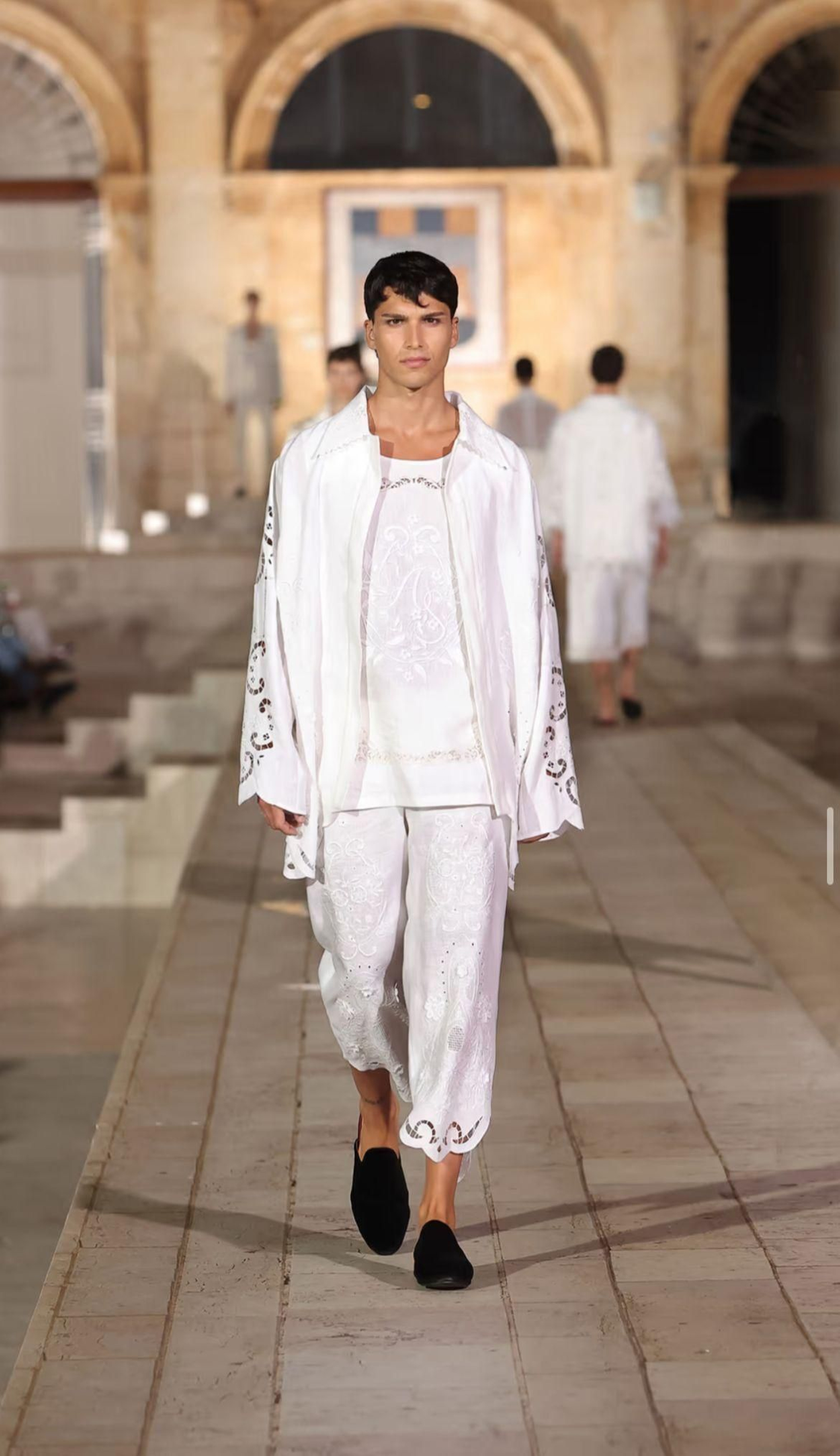 El joven modelo jerezano Antonio López desfilando para Dolce & Gabanna.