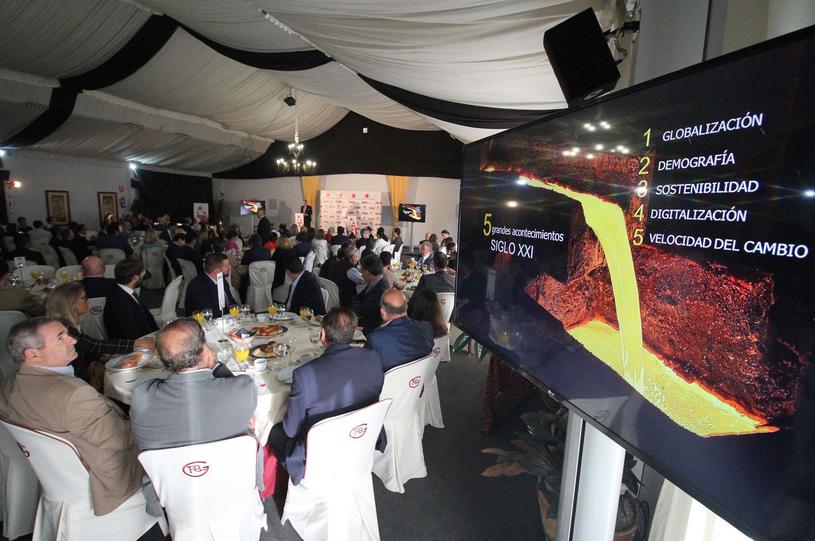 Imágenes del Desayuno Informativo del Grupo Joly con Javier Targhetta