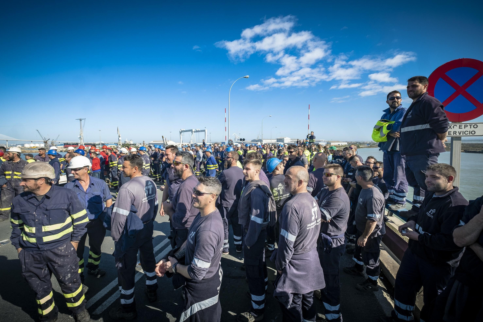 Imágenes de la protesta de las empresas auxiliares de Navantia Puerto Real en el Puente Carranza