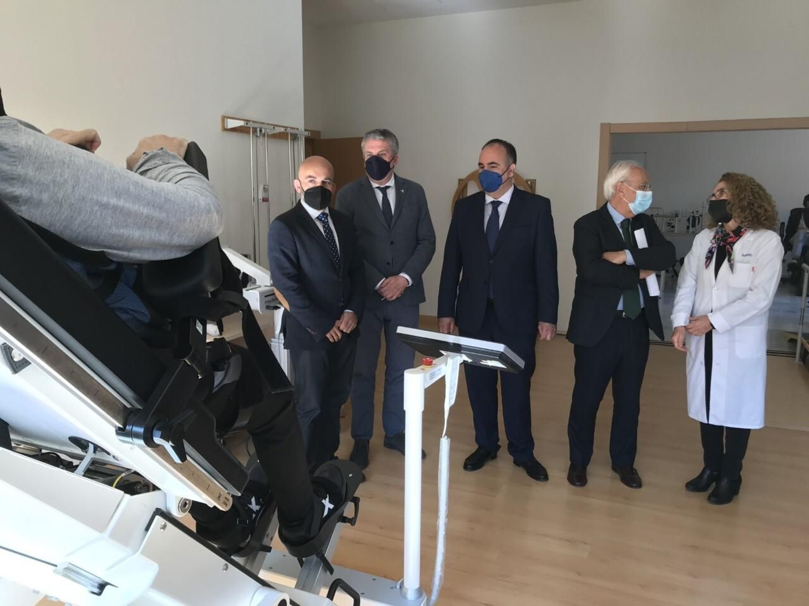 El delegado de Salud, el presidente de FAAM y el subdelegado del Gobierno visitan la sala donde se va a llevar a cabo la rehabilitación