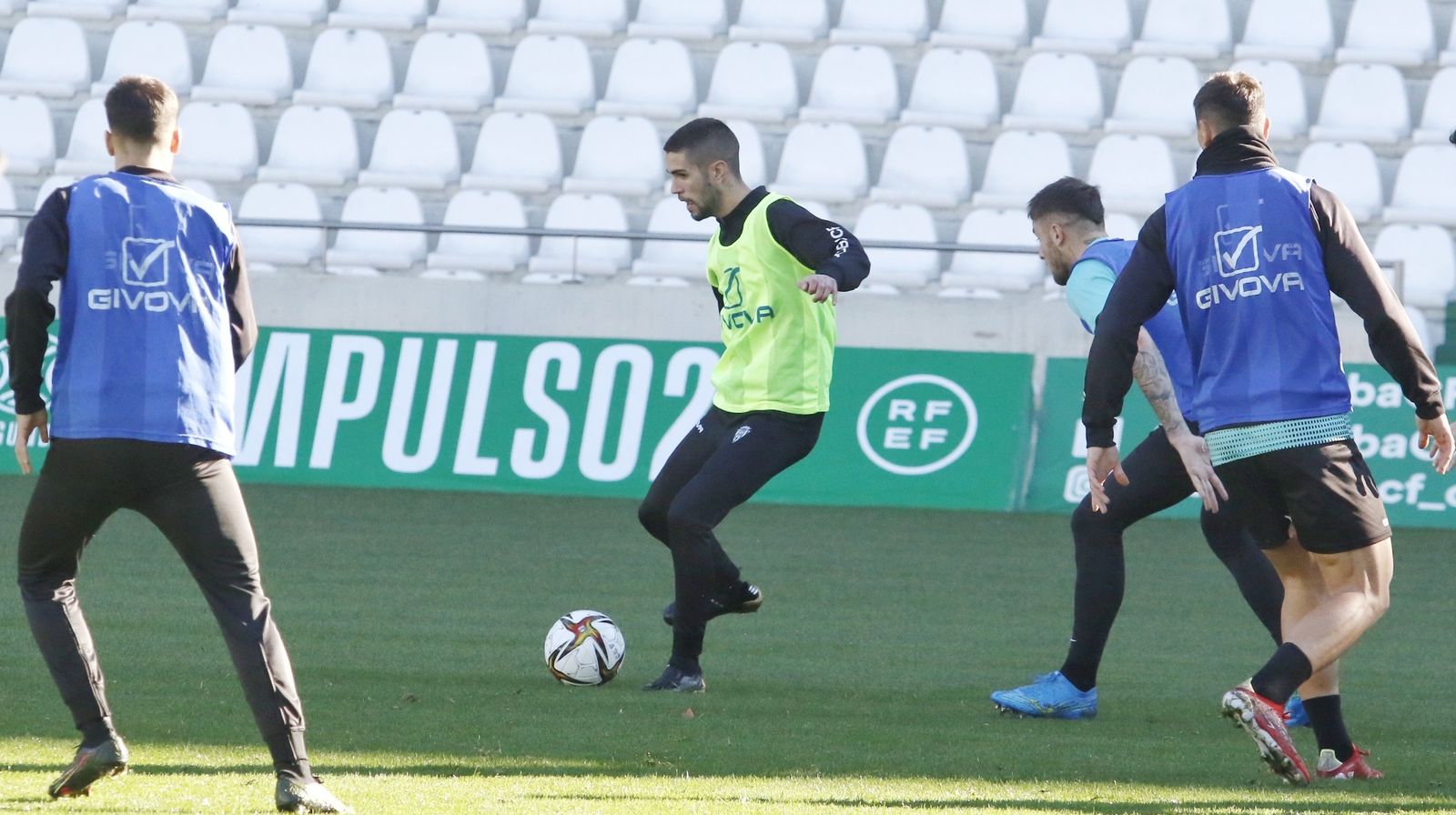 Julio Iglesias controla el balón ante la presión de Casas.