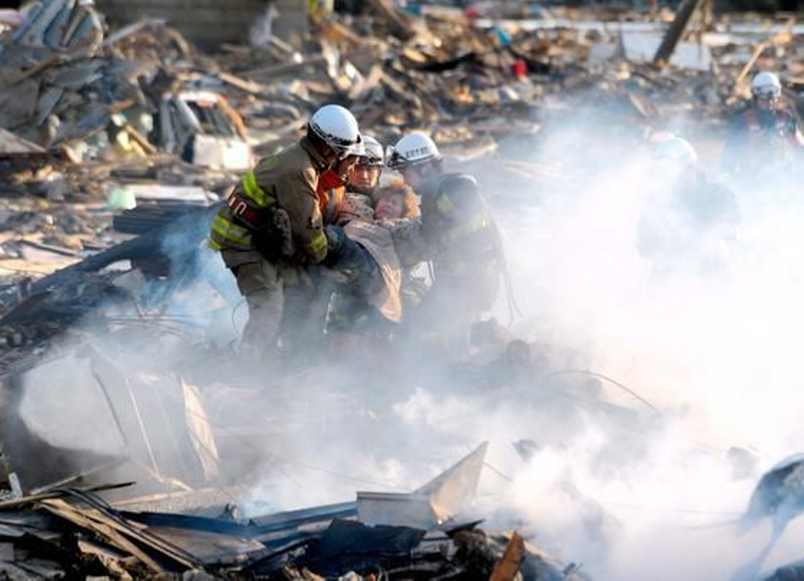 Efectivos de bomberos trabajan para restatar a las víctimas.