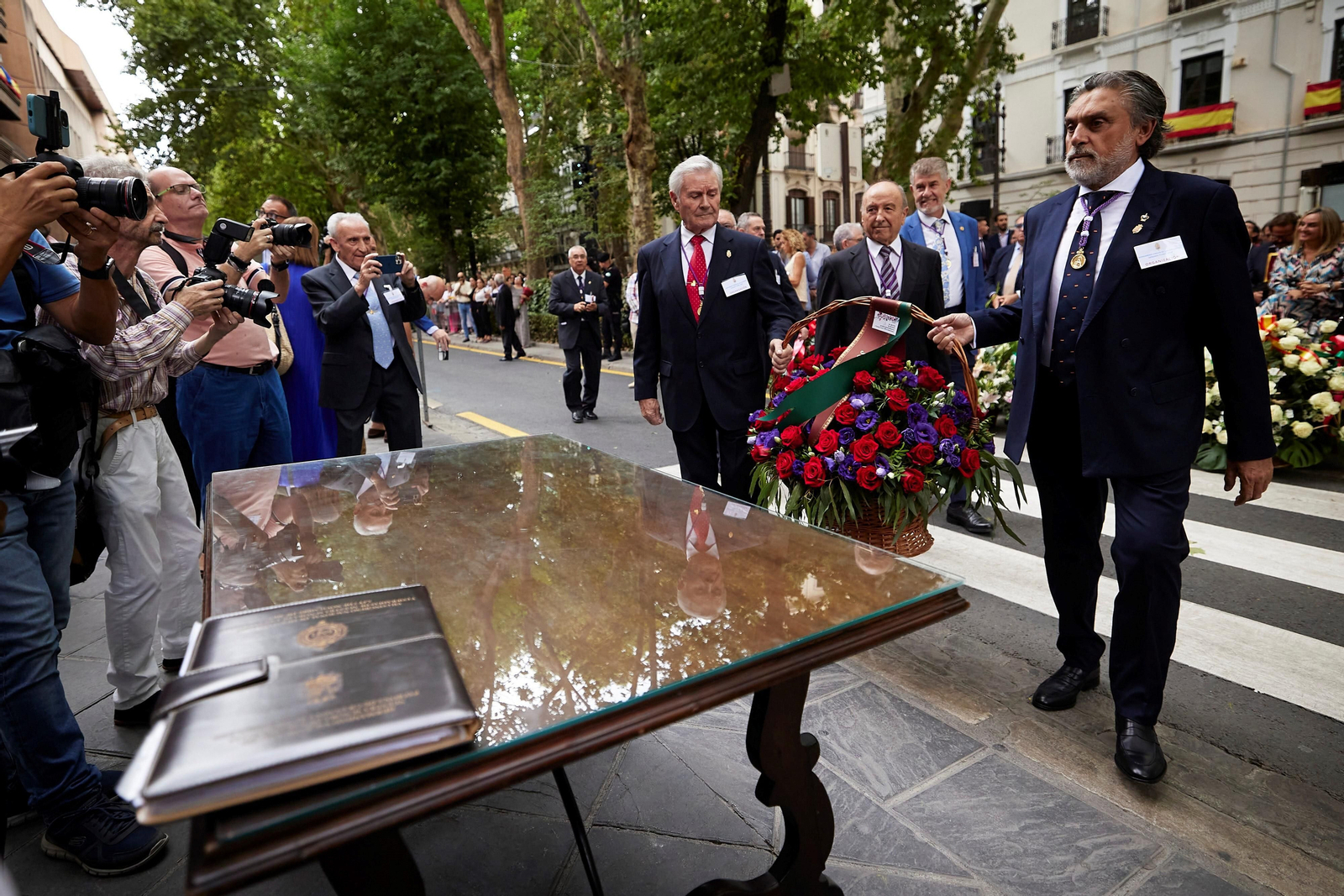 Granada se vuelca con la ofrenda floral en la Basílica de la Virgen de las Angustias
