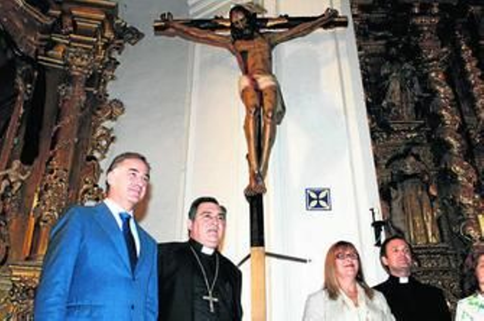 El obispo de Jerez, el alcalde, la delegada de Cultura y el párroco, ayer, durante la entrega del Crucificado del Capítulo al pueblo de Bornos.