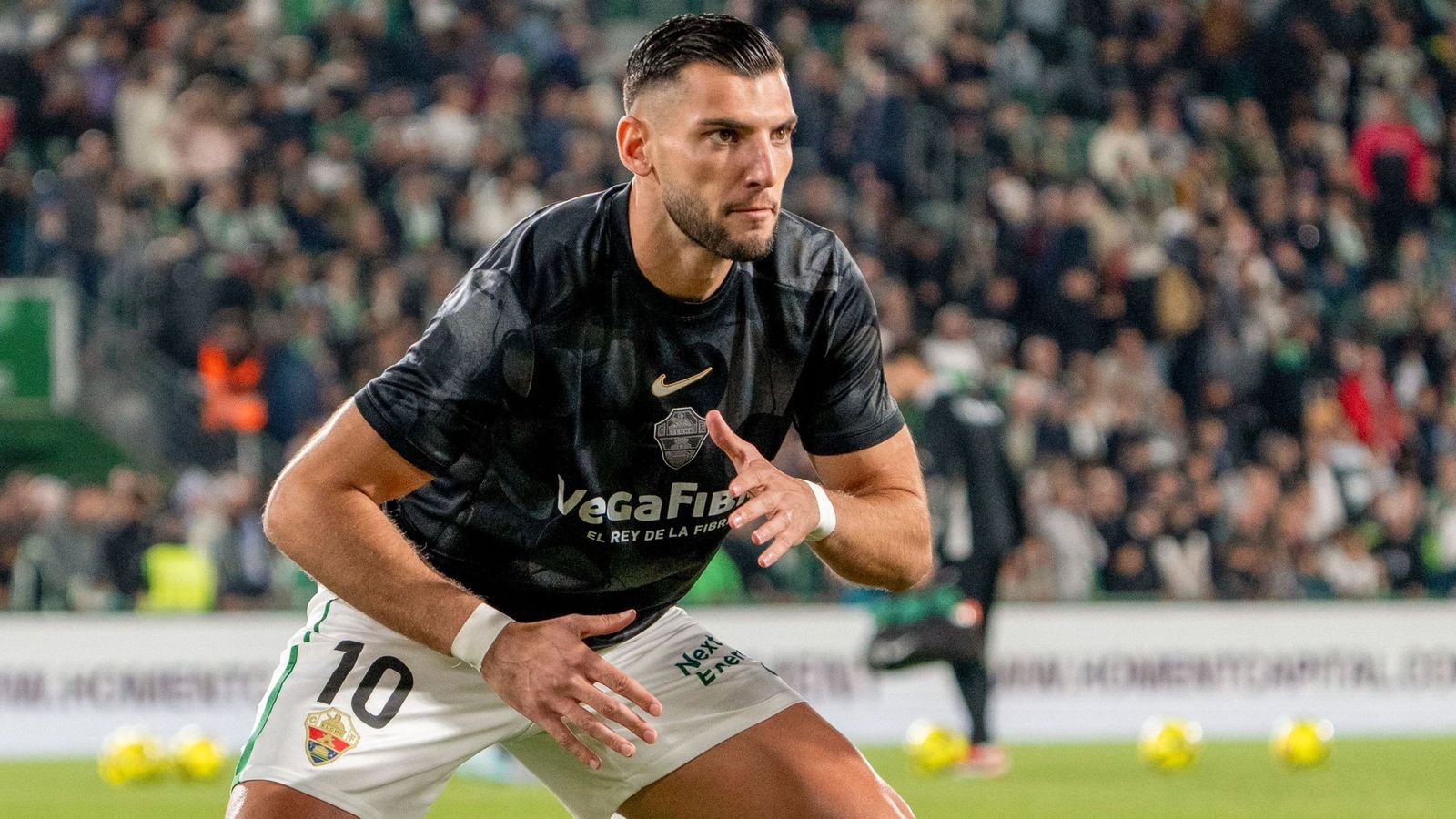 Rafa Mir en el calentamiento antes de un partido del Elche.