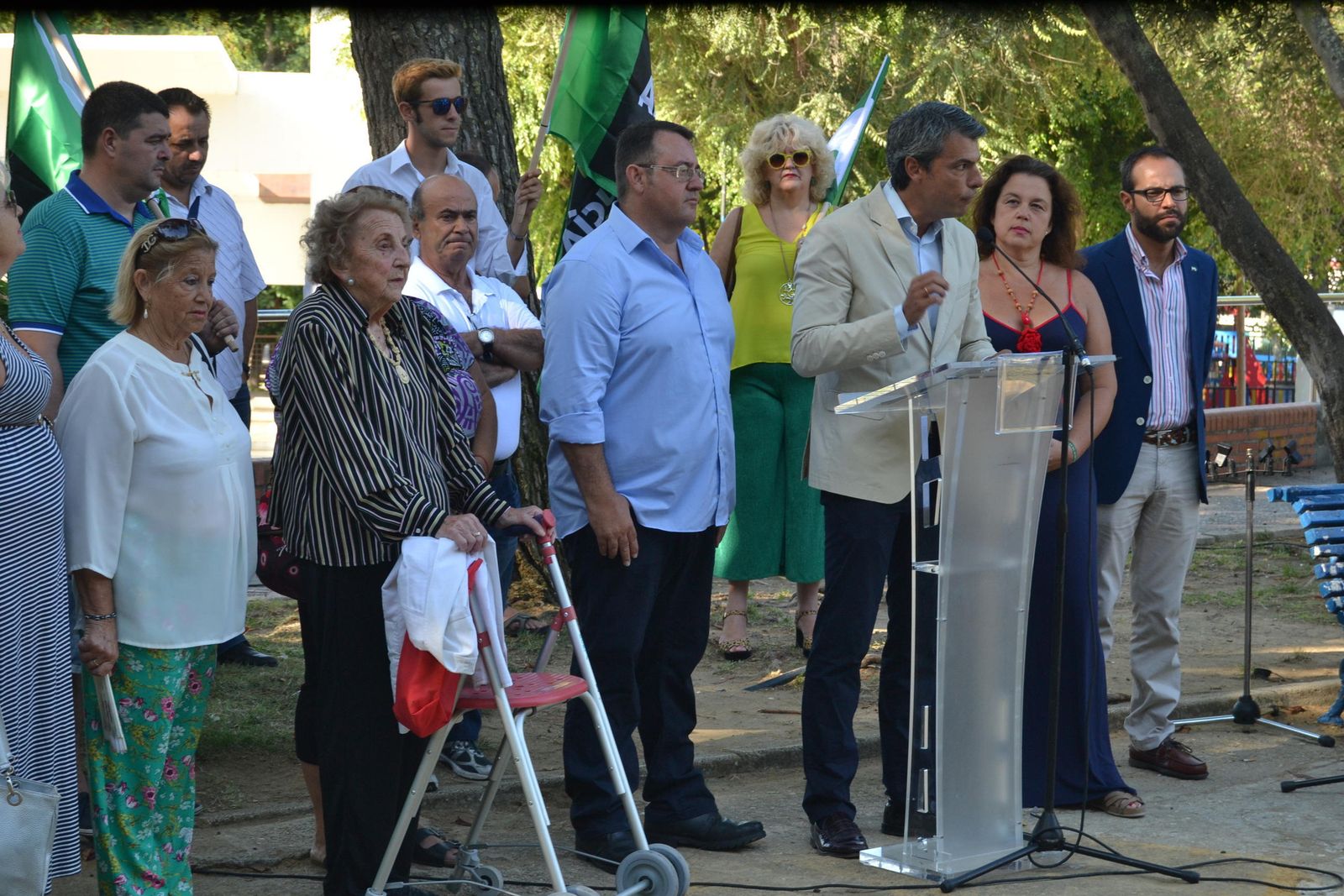 Romero, junto a Picardo, y otros militantes y simpatizantes andalucistas, en el homenaje a Blas Infante.