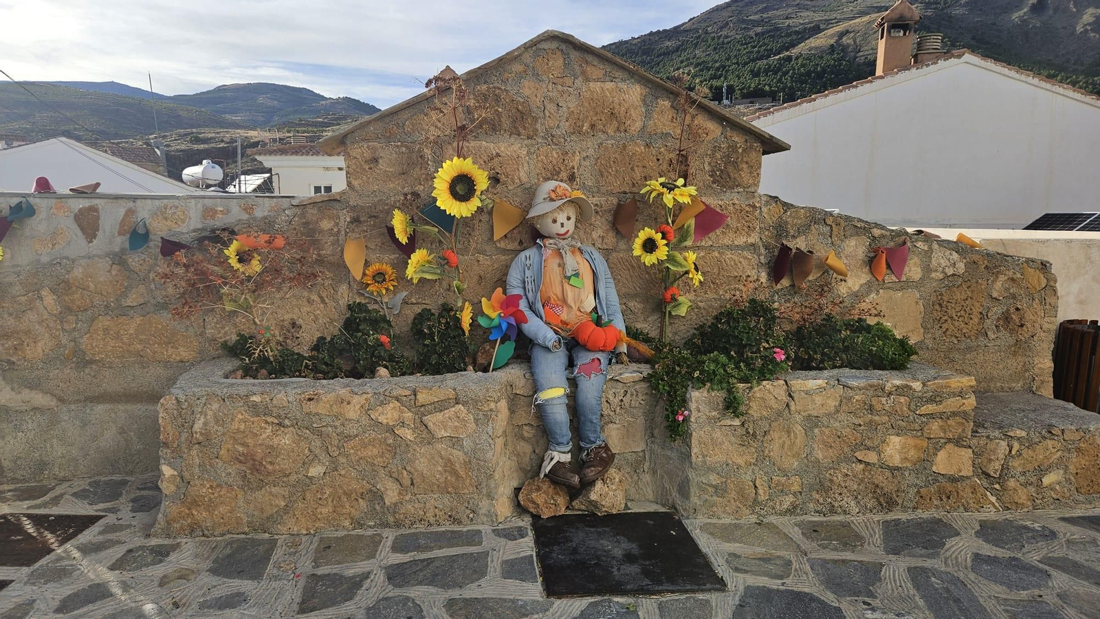 Son 40 personajes con nombre propio invitan a los visitantes a adentrarse en el pueblo y recorrer sus calles para conocer todas las historias que cuentan