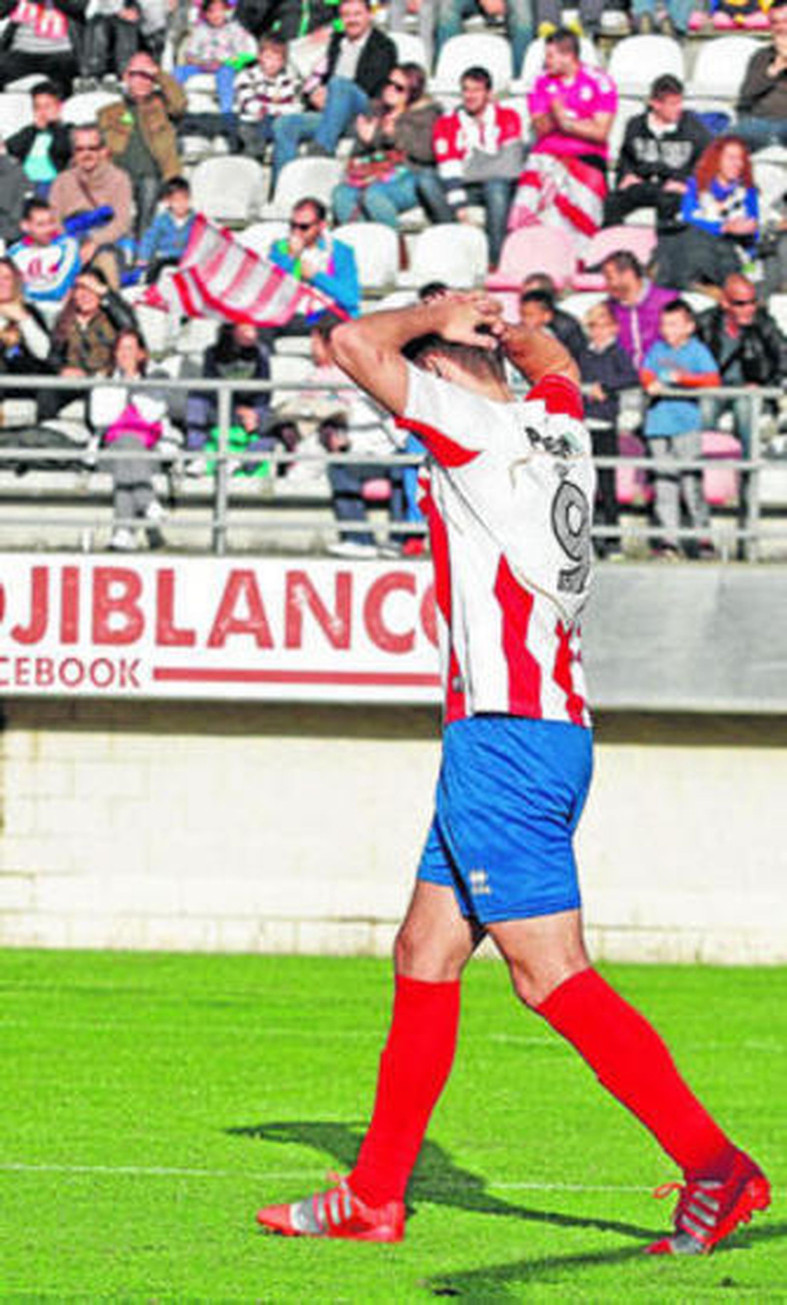 Joselu se lleva las manos a la cabeza tras una ocasión perdida.