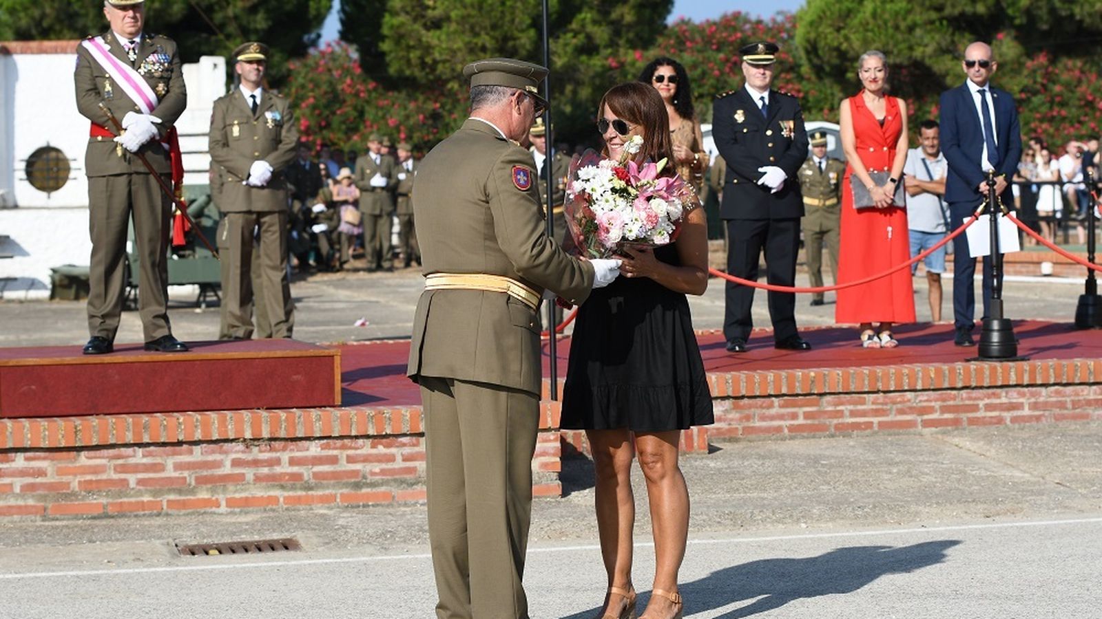 Entrega de un ramos de flores a una de las madres de los jurandos en San Fernando.