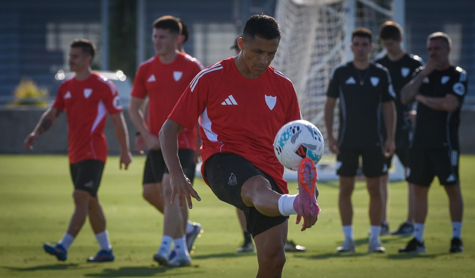 Alexis es la principal novedad en la convocatoria tras dejar atrás su lesión.