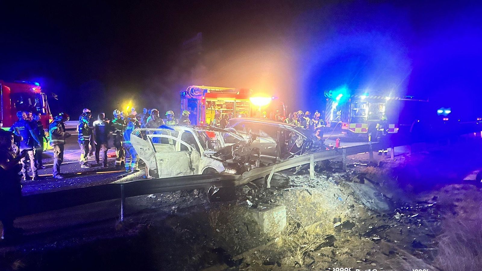 Bomberos y policías en el lugar del accidente Bomberos y policías en el lugar del accidente