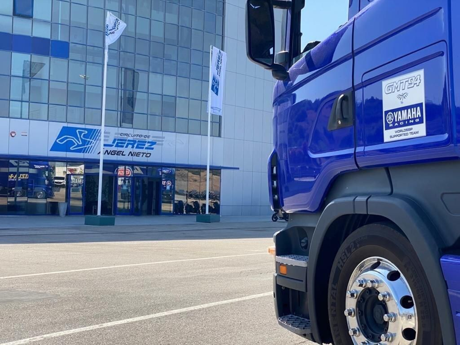 El equipo GMT94 de Jules Cluzel, a su llegada al trazado jerezano.