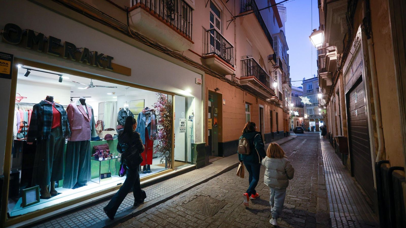 En el tramo entre San Pedro y Cánovas del Castillo solo hay unas luces.