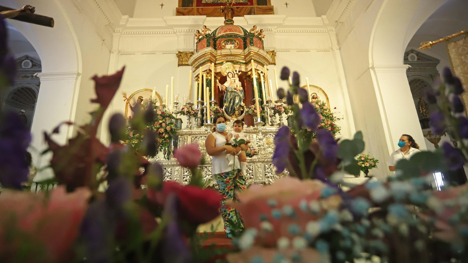 Fotos de la presentación de niños a la Virgen del Rosario en Los Barrios