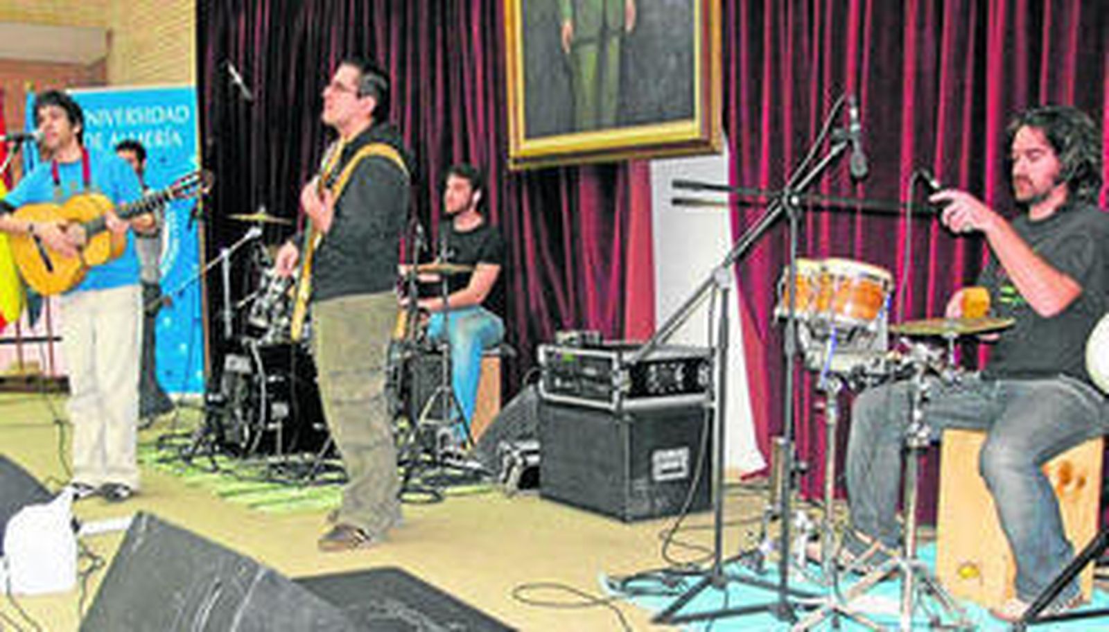 Actuación del grupo almeriense Doble Sentido en la Universidad.