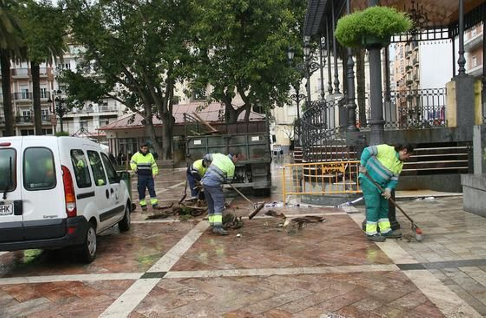 Recigida de hojas de palmera caídas por el viento en la Plaza de las Monjas, en Huelva.

Foto: Espínola