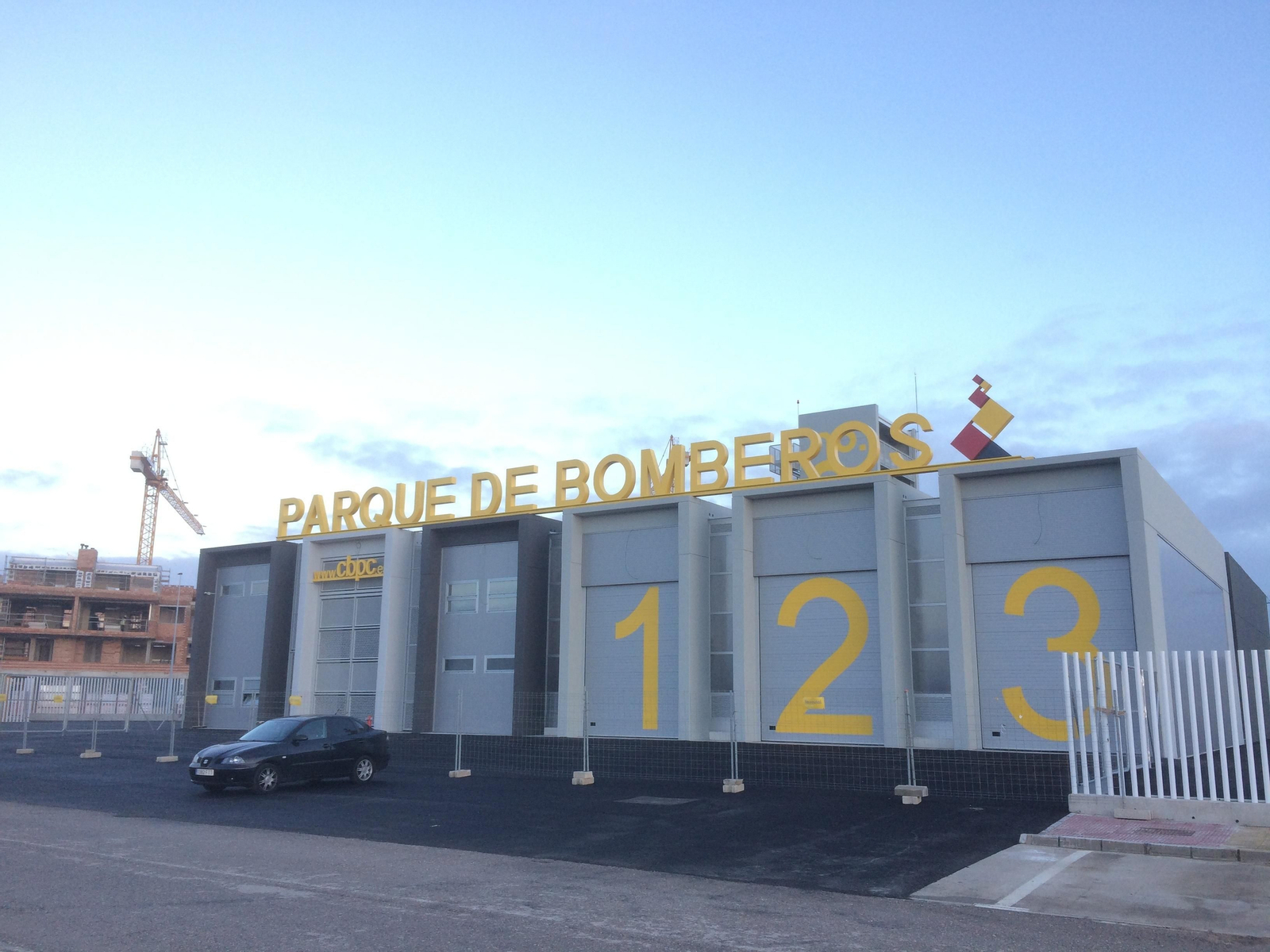 Fachada principal del nuevo parque de bomberos de Tarifa.