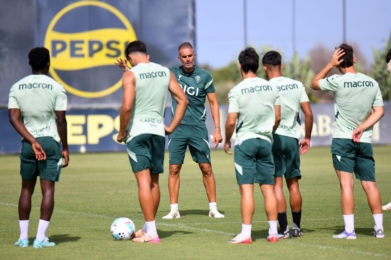 Garitano se dirige a sus jugadores en un entrenamiento.