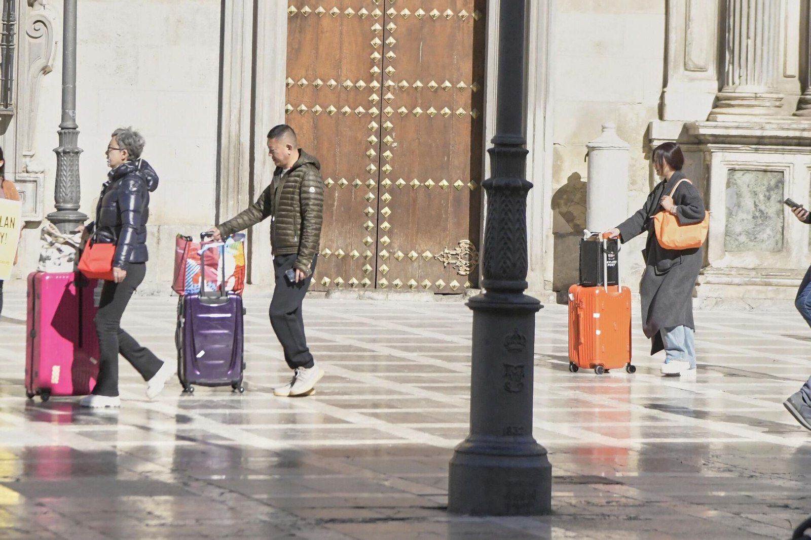 Un grupo de turistas pasan por Plaza Nueva