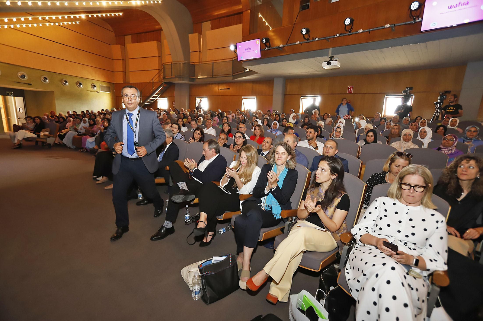 Imágenes de la entrega de los diplomas a las mujeres que han participado en el programa Wafira. Imágenes de la entrega de los diplomas a las mujeres que han participado en el programa Wafira.