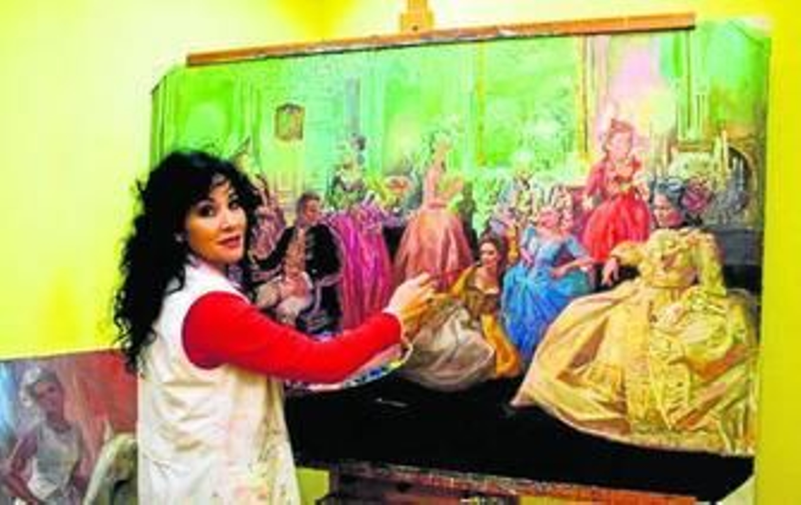 La pintora Isabel María junto a una de sus obras.