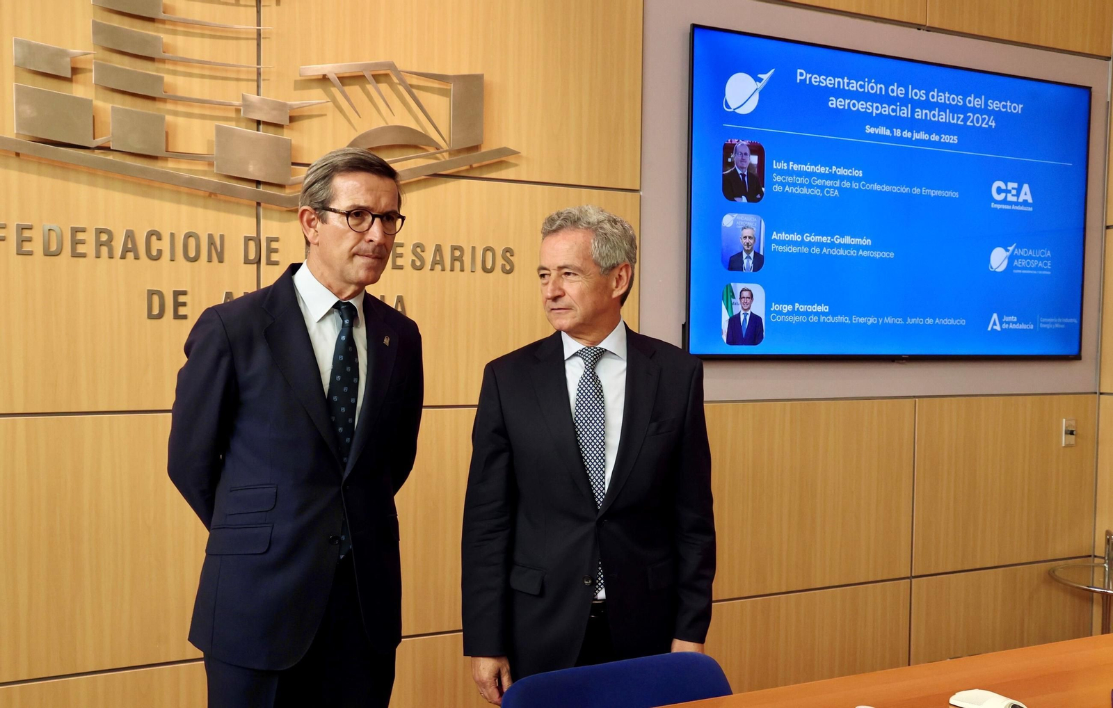 Jorge Paradela, consejero de Industria de la Junta de Andalucía, y Antonio Gómez-Guillamón, presidente del clúster Andalucía Aerospace