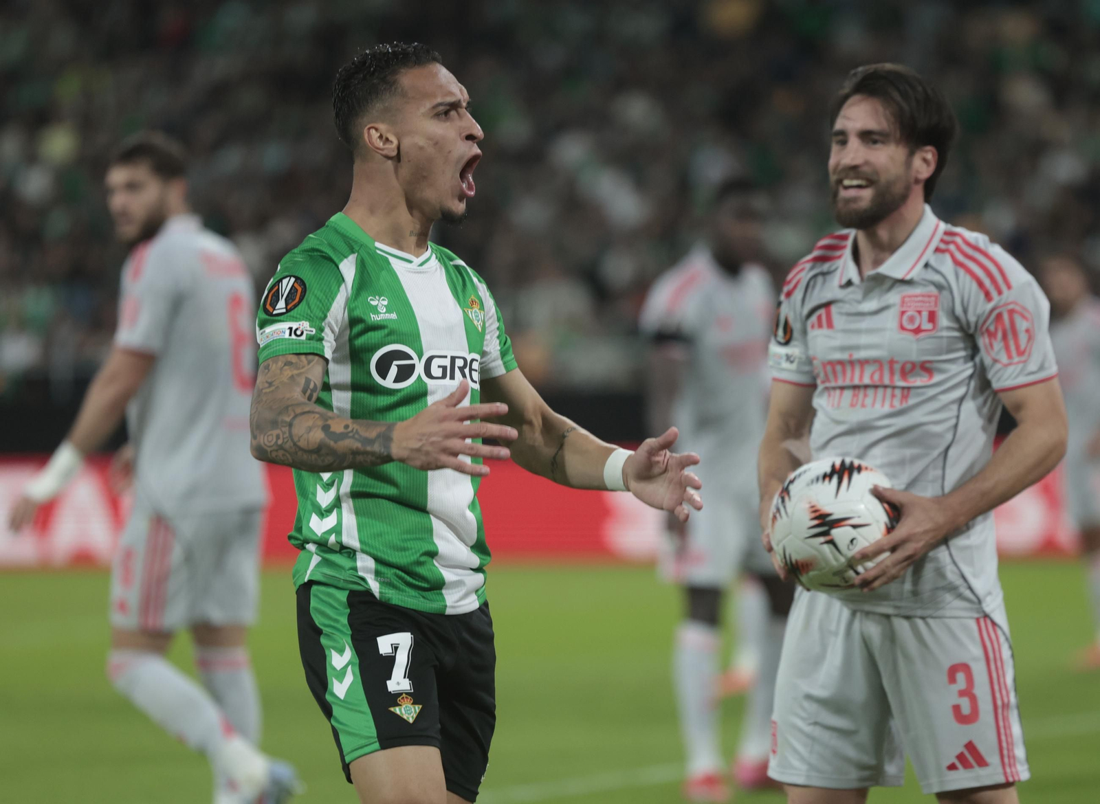 Antony festeja con la grada la lucha por lograr un córner ante Tagliafico tras un intenso lance.