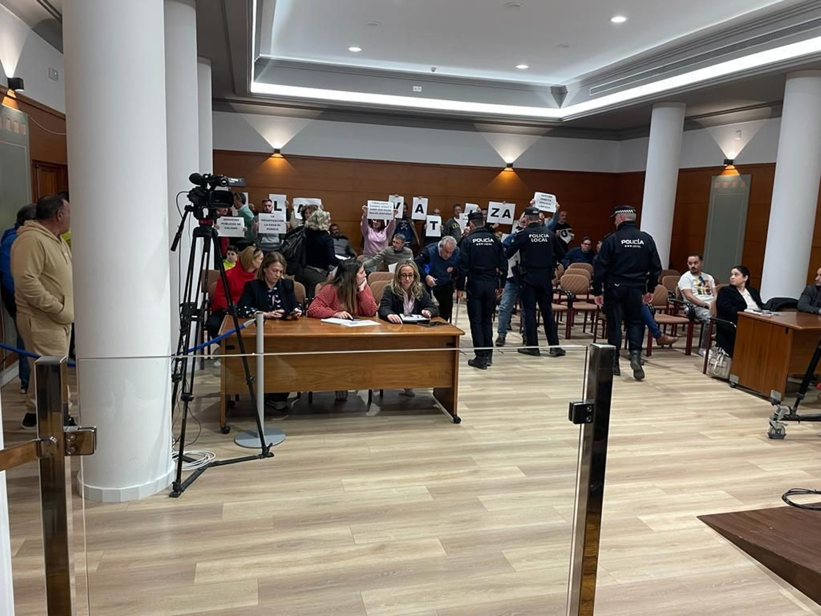 Tensión y desalojo en el pleno de Motril por la privatización del servicio de limpieza