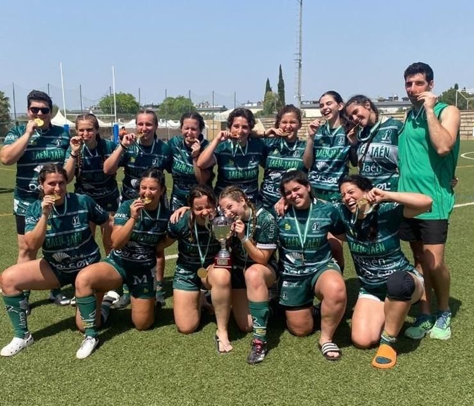 Las jugadoras y el cuerpo técnico del Jaén Rugby femenino, con sus medallas.