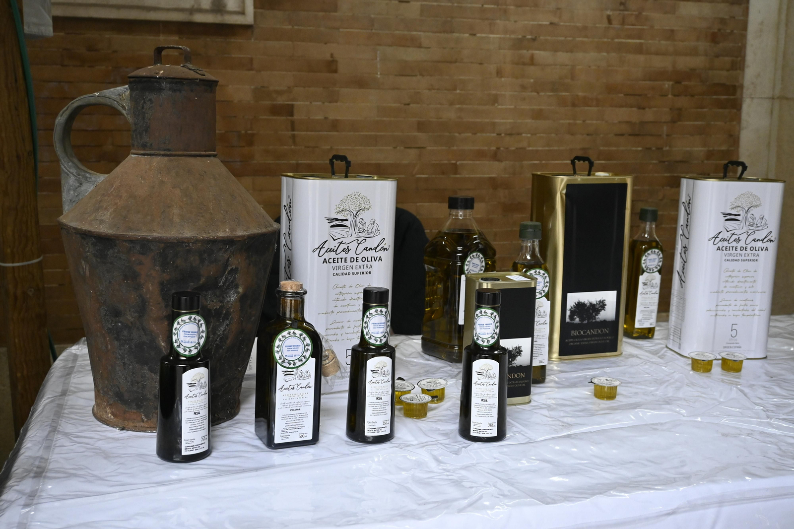Stand de aceites en la Gran Vía de Huelva, en imágenes