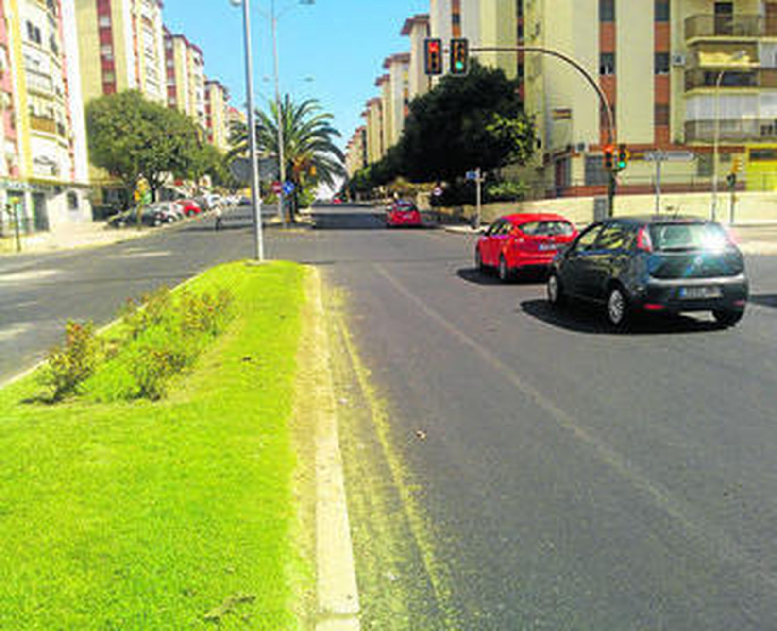 Se ha asfaltado más de medio kilómetro de la avenida de las Fuerzas Armadas.