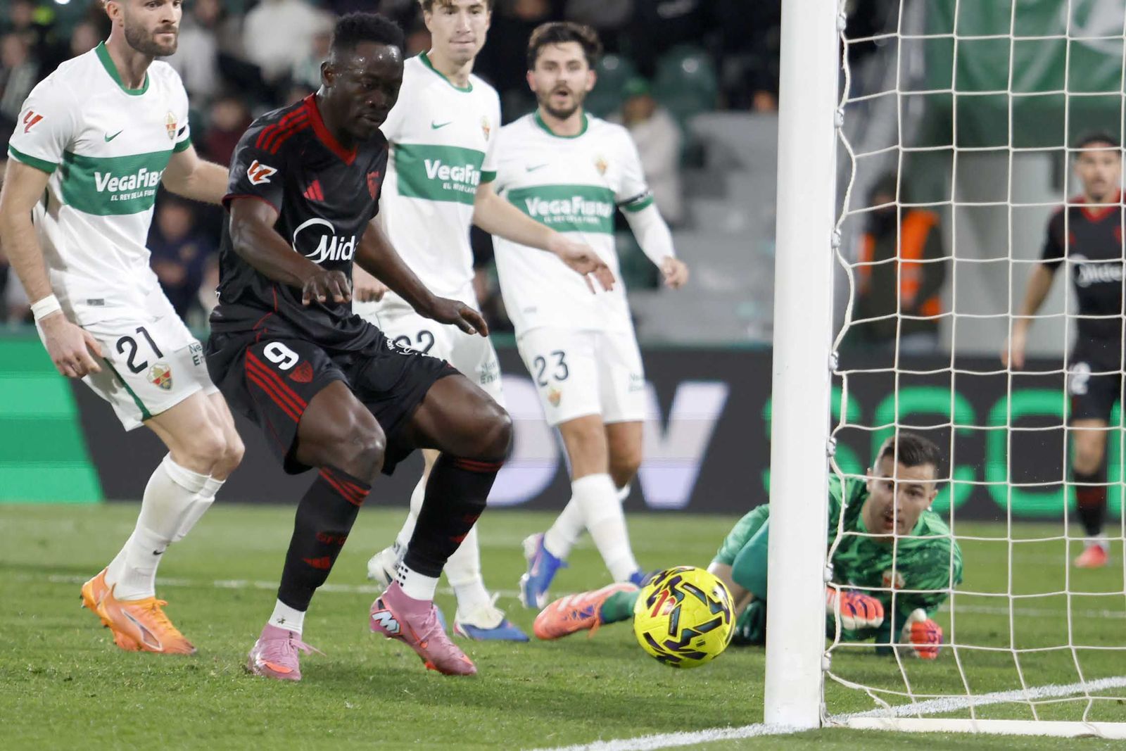 Akor Adams, oportunista para marcar el 2-1 tras jugada de Suazo y Oso.