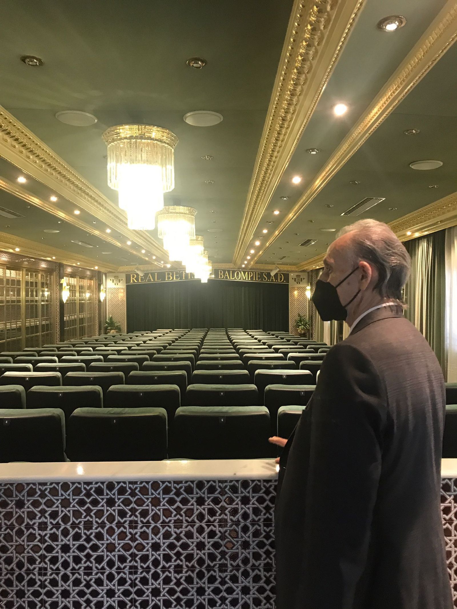 Lopera en la sala destinada a juntas generales.