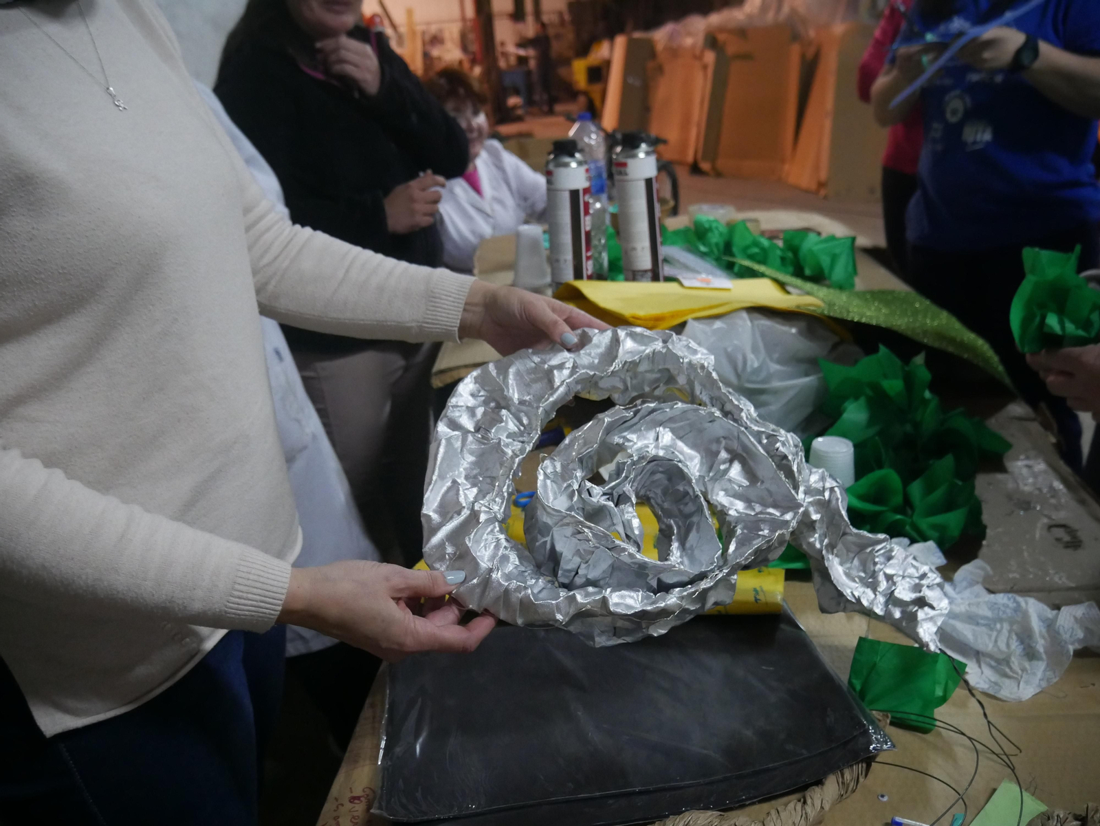 Imágenes de la elaboración de las carrozas tradicionales de Canjáyar