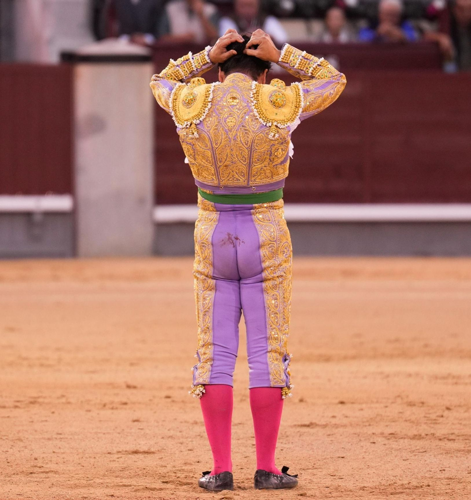 Con la retirada de la simbólica coleta, Morante escenificó su retirada.