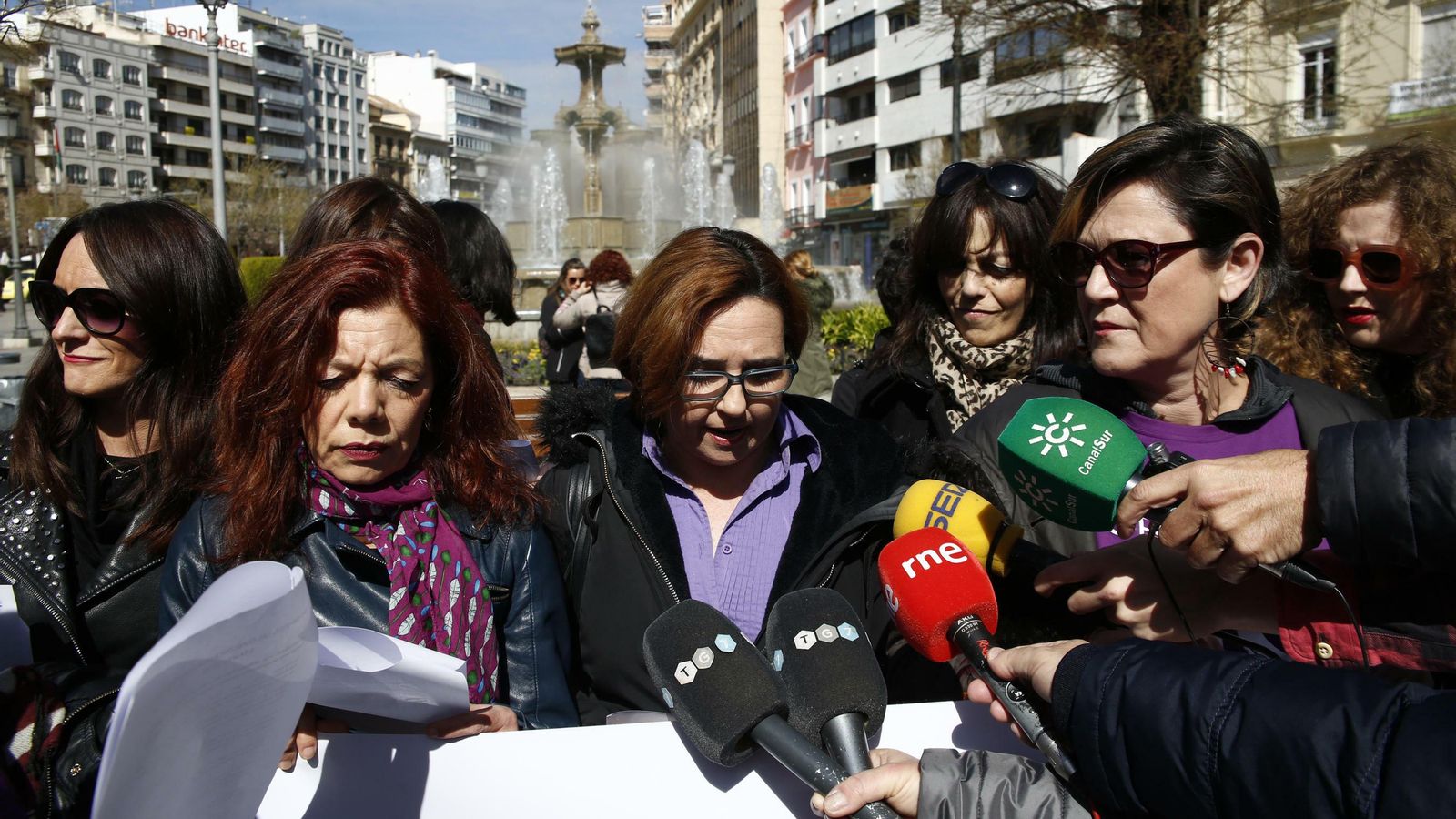 La periodista Mamen Sánchez lee una parte del comunicado