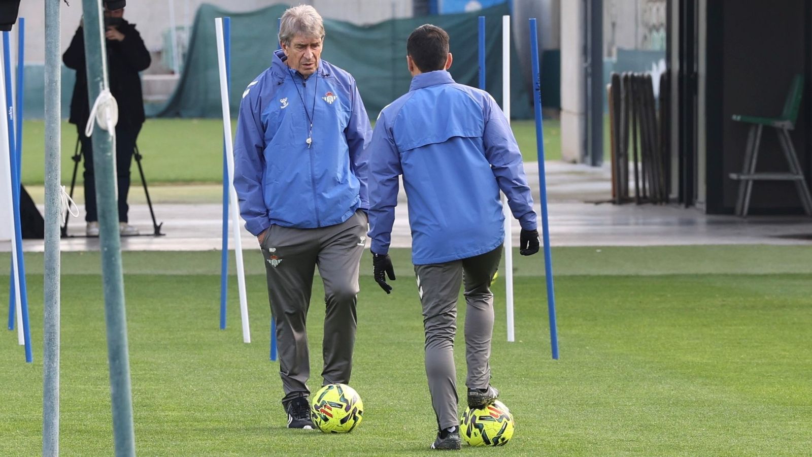 Manuel Pellegrini, junto a uno de sus ayudantes durante el último entrenamiento del Betis antes de medirse con el Oviedo.