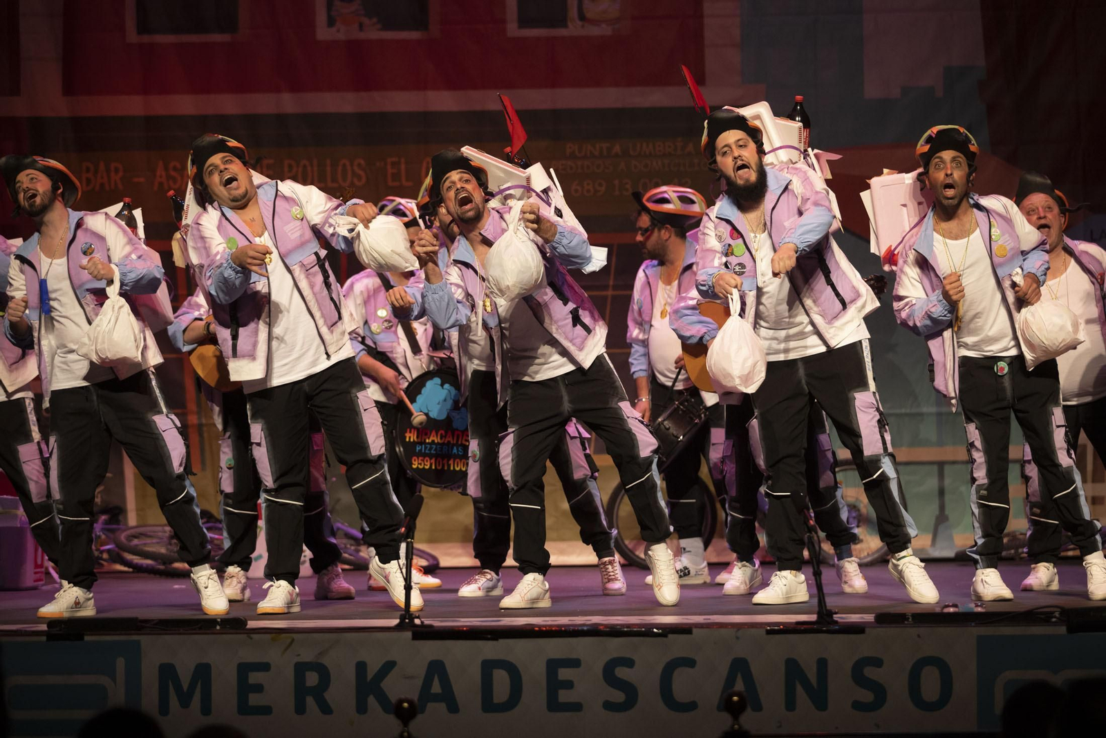 Imágenes de la actuación de la murga de Huelva '#QuedatEnCasa' en el Carnaval Colombino